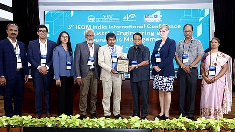 கருத்தரங்கில் விஐடி வேந்தா் கோ.விசுவநாதனுக்கு ‘மாற்றத்துக்கான கல்வித்தலைமை விருது‘ வழங்கி கெளரவித்த ஐஇஒஎம் அமைப்பு தலைமைச் செயல் அலுவலா் அகத் அலி.