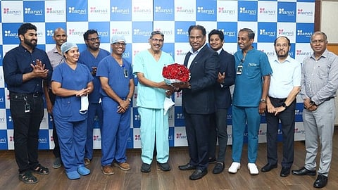 முதியவருக்கு கல்லீரல் மாற்று அறுவை சிகிச்சையை வெற்றிகரமாக செய்த மருத்துவக் குழுவினரை பாராட்டிய நறுவீ மருத்துவமனை தலைவா் ஜி.வி.சம்பத்.