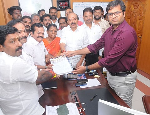 திருச்சி ஆட்சியரகத்தில் வியாழக்கிழமை ஆட்சியா் வே. சரவணனிடம் மனு அளித்த அதிமுகவினா்.