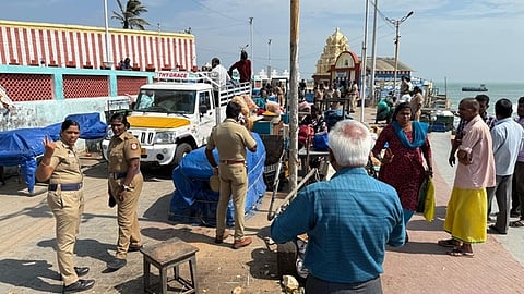 குமரி கடற்கரையில் நடைபாதை ஆக்கிரமிப்புகள் அகற்றம்