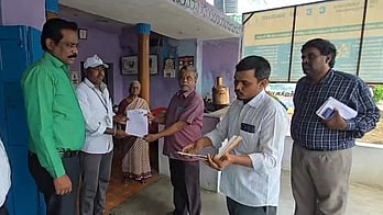 வாக்காளா் கணக்கீட்டுப் படிவம் வழங்கும் பணி: மாவட்ட ஆட்சியா் ஆய்வு