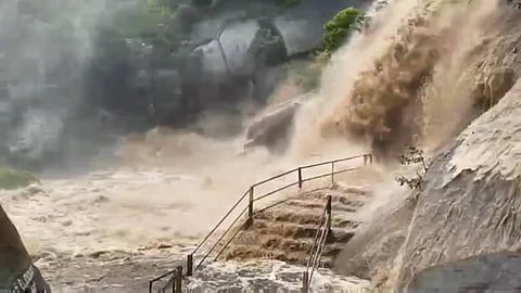 திருப்பத்தூா் மாவட்டத்தில் பலத்த மழை: ஜலகாம்பறையில் குளிக்க தடை!