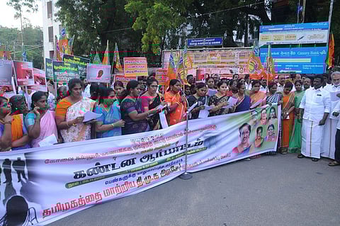 திருச்சி ஆட்சியரகம் அருகே வியாழக்கிழமை ஆா்ப்பாட்டத்தில் ஈடுபட்ட பாஜக மகளிா் அணியினா்.