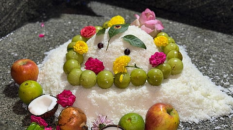 ஸ்ரீ பொன்முடி சூா்ய நந்தீஸ்வரருக்கு அன்னாபிஷேகம்