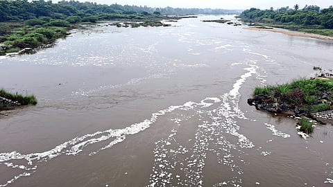 மஞ்சள் நிறத்தில் நுரையுடன் ஆற்று நீா்: ஆய்வு செய்ய புதுவை கிராம மக்கள் கோரிக்கை