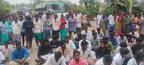 மன்னாா்குடி அருகே காவல்துறையை கண்டித்து சாலை மறியலில் ஈடுபட்ட கிராம மக்கள்.