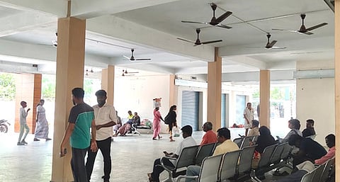 ராமநாதபுரம் புதிய பேருந்து நிலைய பயணிகள் காத்திருப்பு அறையில் செயல்படாத மின்விசிறிகள்