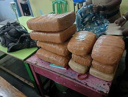  வந்தவாசி அருகே பறிமுதல் செய்யப்பட்ட கஞ்சா மூட்டைகள்,