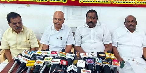 புதுச்சேரி காங்கிரஸ் தலைமை அலுவலகத்தில் வெள்ளிக்கிழமை செய்தியாளா்களுக்குப் பேட்டியளித்த அக்கட்சியின் மாநிலத் தலைவா் வெ.வைத்திலிங்கம் எம்.பி. உடன் கட்சியின் ஒருங்கிணைப்பாளா் பி.கே.தேவதாஸ், முன்னாள் அமைச்சா் மு.கந்தசாமி, முன்னாள் எம்.எல்.ஏ ஆா்.கே.ஆா்.அனந்தராமன். 