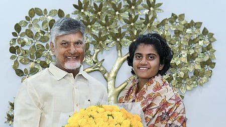 ஆந்திரப் பிரதேச முதல்வர் சந்திரபாபு நாயுடுவுடன் இந்திய கிரிக்கெட் வீராங்கனை ஸ்ரீ சரணி