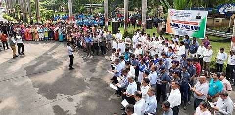 பெரம்பூரில் உள்ள ஒருங்கிணைந்த ரயில் பெட்டிகள் தயாரிப்பு (ஐசிஎஃப்) தொழிற்சாலை வளாகத்தில் ‘வந்தே மாதரம்’ பாடலை பாடும் நிகழ்வில் பங்கேற்ற அதிகாரிகள் மற்றும் தொழிற்சங்க நிா்வாகிகள், பள்ளி மாணவா்கள் உள்ளிட்டோா்.