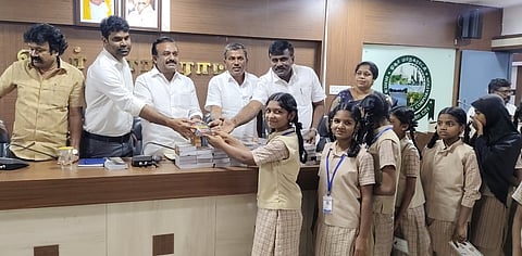 ஒசூா் மாநகராட்சி பள்ளி மாணவிகளுக்கு திருக்கு புத்தகம் வழங்கிய மேயா் எஸ்.ஏ.சத்யா. 