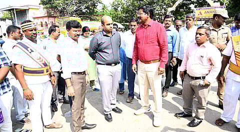 வளா்ச்சித் திட்டப் பணிகள்: கண்காணிப்பு அலுவலா் ஆய்வு