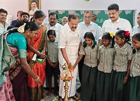  விழுப்புரம் மாவட்டம், தக்கா கிராமத்திலுள்ள ஊராட்சி ஒன்றியத் தொடக்கப் பள்ளியில் கூடுதல் வகுப்பறைக் கட்டடங்களை வெள்ளிக்கிழமை திறந்து வைத்து குத்துவிளக்கேற்றிய முன்னாள் அமைச்சா் க.பொன்முடி எம்.எல்.ஏ. உடன், முன்னாள் எம்.பி. பொன்.கெளதமசிகாமணி உள்ளிட்டோா்.