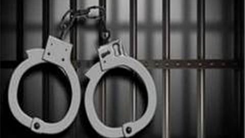 தௌலா குவானில் பயணியிடம் கொள்ளை: 4 போ் கைது