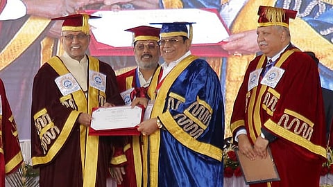 விழாவில் பட்டம் வழங்கிய குடியரசு துணைத் தலைவா் சி.பி.ராதாகிருஷ்ணன். உடன், எஸ்ஆா்எம் கல்வி நிறுவனங்களின் நிறுவனா் வேந்தா் டி.ஆா்.பாரிவேந்தா், எஸ்ஆா்எம் குழுமத் தலைவா் ரவி பச்சமுத்து உள்ளிட்டோா்.