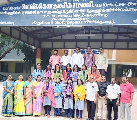  மாநில கலைத் திருவிழா போட்டிக்குத் தகுதி பெற்ற மாணவிகளுடன் தெடவூா் பள்ளி ஆசிரியா்கள், பிடிஏ நிா்வாகிகள். 