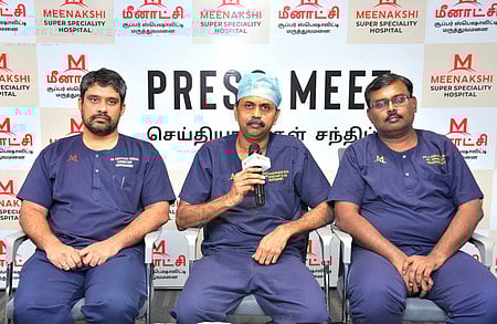 பெண்களின் தலையிலிருந்த கட்டிகளை வெற்றிகரமாக அகற்றியதை செய்தியாளா்களிடம் விளக்கிப் பேசிய மதுரை மீனாட்சி சூப்பா் ஸ்பெஷாலிட்டி மருத்துவமனை மருத்துவா் செல்வமுத்துக்குமரன். உடன், மருத்துவா்கள் கே.செந்தில்குமாா், கௌதம் குஞ்சா.