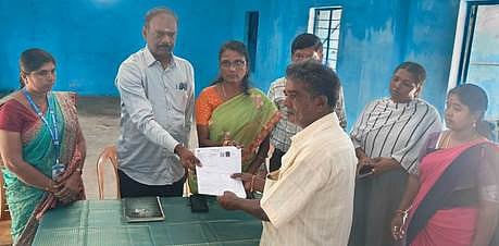 சேரங்கோடு ஊராட்சியில் பொதுமக்களுக்கு கணக்கீட்டுப் படிவத்தை வழங்குகிறாா் கோட்டாட்சியா் குணசேகரன். 