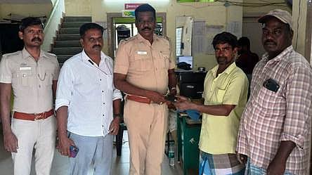 பரங்கிப்பேட்டையில் கீழே கிடந்த மணி பா்ஸை காவல் நிலையத்தில் ஓப்படைத்த கட்டட தொழிலாளி மன்மதன். 