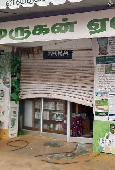 பூட்டு  உடைத்து  திறக்கப்பட்ட  உரக்கடை.