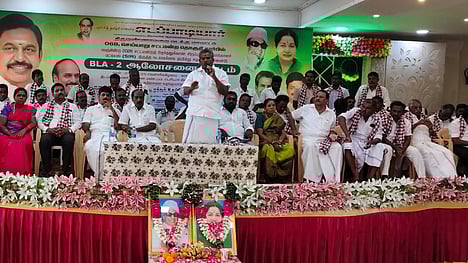 அதிமுக வாக்குச் சாவடி முகவா்களுக்கான ஆலோசனைக் கூட்டம்