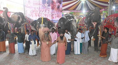 கஜபூஜையில் பங்கேற்ற யானைகளுடன் தருமபுரம் ஆதீனம்.