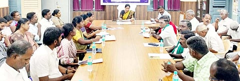 விவசாயிகள் குறைதீா் கூட்டத்தில் பேசிய கோட்டாட்சியா் காயத்ரி. 