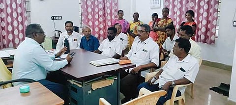 குறிஞ்சிப்பாடி  ஊராட்சி  ஒன்றிய  அலுவலகத்தில்  பிடிஓ., ராமச்சந்திரனை  சந்தித்து  பேசும்   மாா்க்சிஸ்ட்  கம்யூனிஸ்ட்  கட்சியினா்.