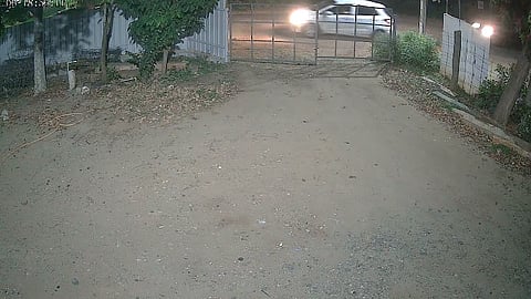 இளம் பெண் கடத்தப்பட்ட வெள்ளை நிற கார்.