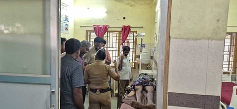  ஸ்ரீவில்லிபுத்தூா் அரசு மருத்துவமனையில் சிகிச்சை பெற்று வரும் போலீஸாரிடம் நலம் விசாரித்த காவல் துணைக் கண்காணிப்பாளா் ராஜா.