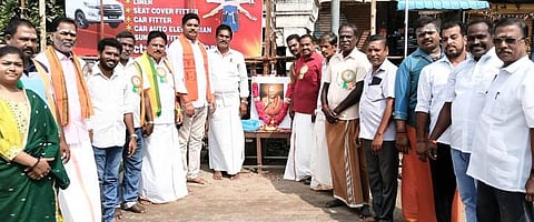 7சிஎம்பி2: படவிளக்கம்-  கிருபானந்த வாரியாா் நினைவுதினத்தை முன்னிட்டு அவரது உருவப்படத்துக்கு மரியாதை செலுத்திய  சிதம்பரம் பாஜக  நிா்வாகிகள்.