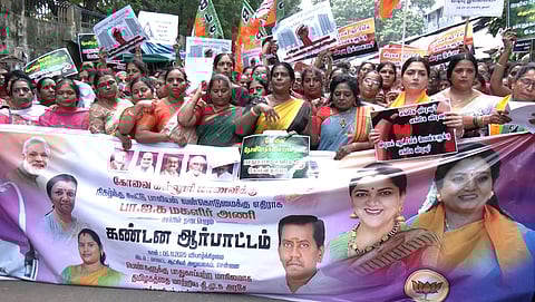 சென்னை மாவட்ட ஆட்சியர் அலுவலகம் அருகே பாஜக மகளிர் அணியினர் நடத்திய கண்டன ஆர்ப்பாட்டத்தில் பங்கேற்றோர்.  