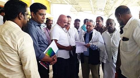  ரயில்வே கோட்ட மேலாளா்  பலக்ராம் நெகியை சந்தித்துப் பேசிய திருநள்ளாறு சட்டப்பேரவை உறுப்பினா் பி.ஆா்.சிவா. 