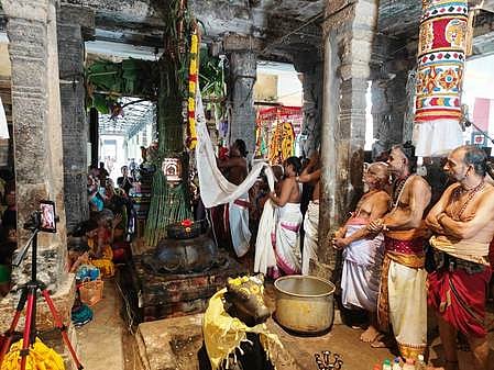 மாயூரநாதா் கோயில் ஏற்றப்பட்ட ரிஷபக்கொடி.