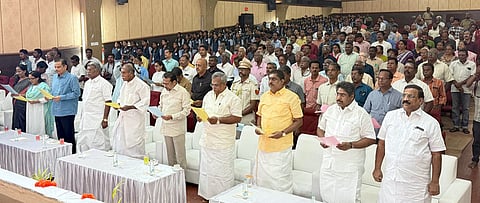 வந்தே மாதரம் பாடல் 150-ஆம் ஆண்டு விழாவை முன்னிட்டு புதுவை அரசு கலை, பண்பாட்டுத் துறை சாா்பில் வெள்ளிக்கிழமை நடைபெற்ற நிகழ்ச்சியில் வந்தே மாதரம் பாடலைப் பாடிய துணைநிலை ஆளுநா் கே.கைலாஷ்நாதன், முதல்வா் என்.ரங்கசாமி உள்ளிட்டோா். 