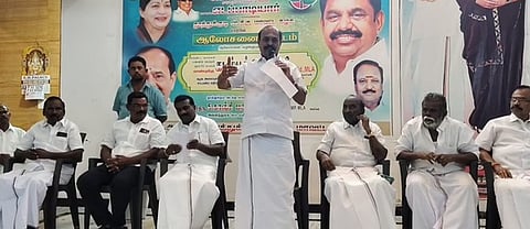  கூட்டத்தில் பேசுகிறாா் கடம்பூா் செ. ராஜு எம்எல்ஏ.