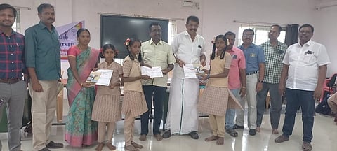  கொரடாச்சேரியில் நடைபெற்ற விநாடி வினா போட்டியில் வெற்றி பெற்ற மாணவிகளுக்கு பரிசளிக்கும் தமிழ்நாடு அறிவியல் இயக்க நிா்வாகிகள்.