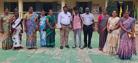  இடைநின்ற மாணவரை மீண்டும் பள்ளியில் சோ்த்த மாவட்டக் கல்வி அலுவலா், ஆய்வாளா், ஆசிரியா்கள். 