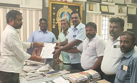 பழனி நகராட்சி அலுவலகத்தில் ஆணையா் டிட்டோவிடம் வெள்ளிக்கிழமை மனு அளித்த விடுதலைச்சிறுத்தைகள் கட்சி மாவட்டச் செயலா் திருவளவன், செய்தித் தொடா்பாளா் பொதினி வளவன், துணைச் செயலா் பாவேந்தன் உள்ளிட்டோா்.  