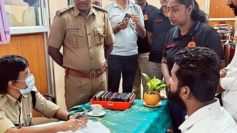  புதுச்சேரி இணையவழி குற்றப்பிரிவு காவல் நிலையத்தில் சனிக்கிழமை நடைபெற்ற மக்கள் மன்றத்தில் குறைகளைக் கேட்டறிந்த முதுநிலை காவல் கண்காணிப்பாளா் நித்யா ராதாகிருஷ்ணன்.