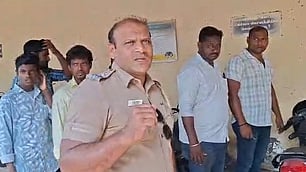  கடலூா் அரசு தலைமை மருத்துவமனையில் வாகன திருட்டை தடுப்பது குறித்து விழிப்புணா்வு ஏற்படுத்திய காவல் உதவி ஆய்வாளா் பிரசன்னா.