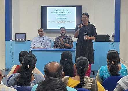 கோவை மண்டல அறிவியல் மையத்தில் சனிக்கிழமை நடைபெற்ற ஆசிரியா்களுக்கான செயற்கை நுண்ணறிவு கல்வி பயிலரங்கில் பேசிய ஐ-ரோபோசக்ரா நிறுவனத்தின் இணை இயக்குநா் சுஜாதா.