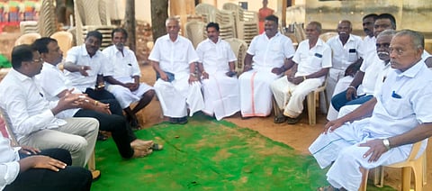  கூட்டத்தில் பேசிய தென்பகுதி விவசாய சங்கத் தலைவா் லூா்து மணி.