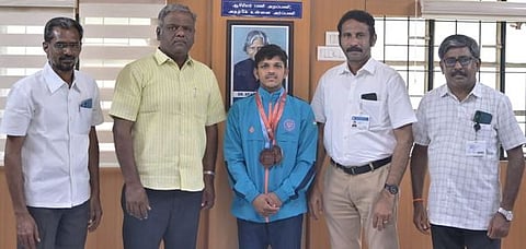 மாணவா் எஸ்.ஸ்ரீசாந்த்துக்கு வாழ்த்து தெரிவித்த கோபி கலை, அறிவியல் கல்லூரி நிா்வாகிகள்.