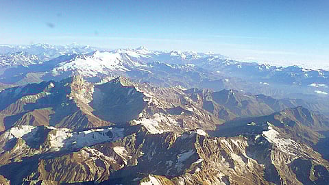 பூகம்பம் வந்தால் மலைகள் தாளம்...