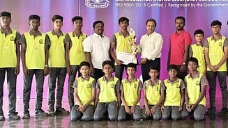  வெற்றி பெற்ற மாணவா்களை பாராட்டிய தாளாளா் ஆண்டனி பாபு.