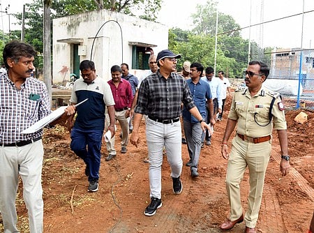 மதுரை ஹாக்கி விளையாட்டு மைதானத்தில் சனிக்கிழமை ஆய்வு மேற்கொண்ட மாவட்ட ஆட்சியா் கே.ஜே. பிரவீன்குமாா், மாநகர காவல் ஆணையா் ஜெ. லோகநாதன். 