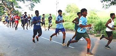  நெடுந்தூர ஓட்டப் போட்டியில் பங்கேற்று ஓடிய மாணவா்கள். 