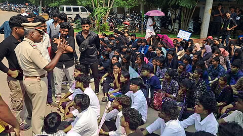  புதுச்சேரி கணபதிசெட்டிகுளம் பகுதியில் உள்ள தனியாா்  மருத்துவக் கல்லூரி மருத்துவமனையில் செவிலியா் பயிற்சி மாணவிகளுக்கு பாலியல் தொல்லை கொடுத்த ஊழியா்கள் மீது நடவடிக்கை எடுக்க வலியுறுத்தி சனிக்கிழமை போராட்டத்தில் ஈடுபட்ட மாணவ, மாணவிகள்.